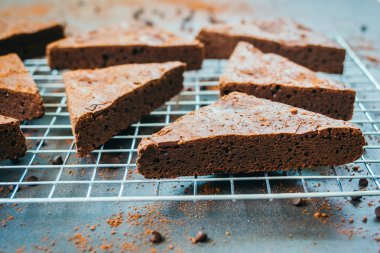 Şekerli tatlı siyah taş zemin üzerine çikolatalı kek ile