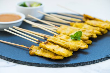 Tavuk satay soslu siyah arduvaz kaplamak üzerinde