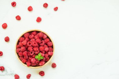 Kırmızı ahududu meyve masada ahşap kase