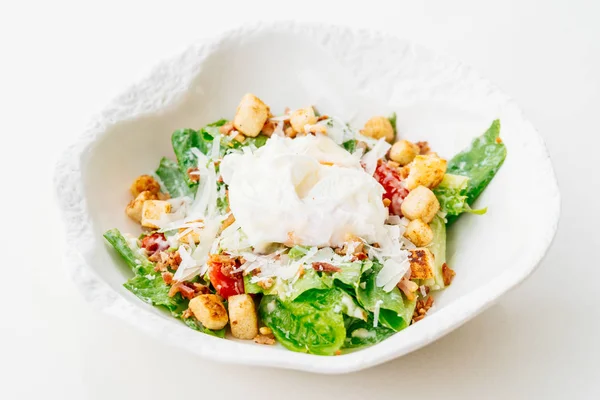 Sezar salatası taze sebze ve yumurta beyaz kase - sağlıklı gıda tarzı