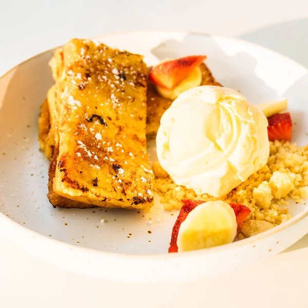 Dolce dessert french toast e gelato — Foto Stock