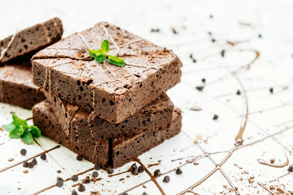 Şekerli tatlı beyaz taş zemin üzerine çikolatalı kek ile