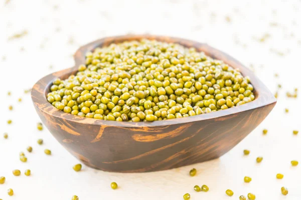 Yeşil mung fasulye ahşap kase - sağlıklı ve nutririon gıda kavramı stili