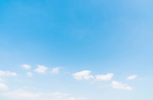 Hermosa Nube Blanca Sobre Fondo Azul Del Cielo — Foto de Stock