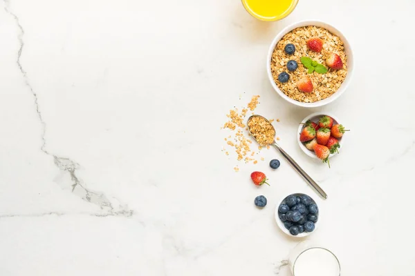 Υγιεινό Πρωινό Που Granola Μύρτιλο Και Φράουλα Και Μαύρο Καφέ — Φωτογραφία Αρχείου