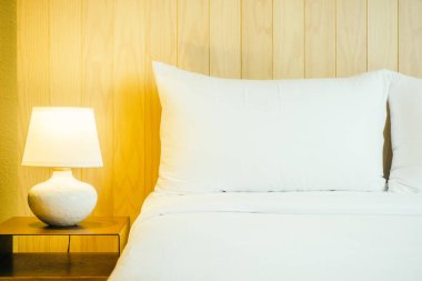 Yatak odasının iç tarafında beyaz yastık var.