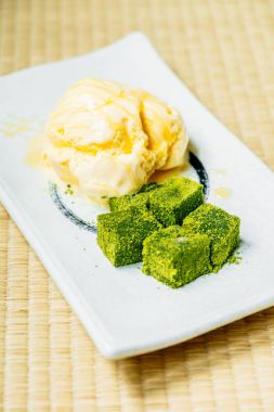 Şekerli tatlı vanilyalı dondurma ile matcha yeşil çay mochi