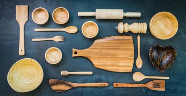 Siyah taş zemin üzerine kopya alanı ile mutfak eşyaları