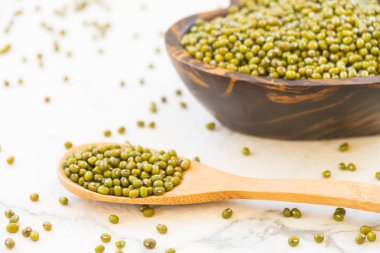 Yeşil mung fasulye ahşap kase - sağlıklı ve nutririon gıda kavramı stili