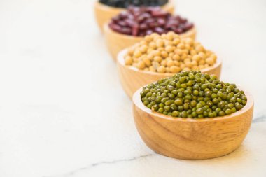 Böbrek mung siyah ve soya fasulyesi - sağlıklı ve beslenme gıda kavramı tarzı ile karışık fasulye