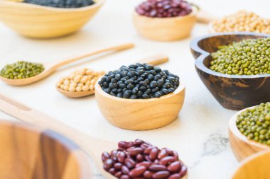 Böbrek mung siyah ve soya fasulyesi - sağlıklı ve beslenme gıda kavramı tarzı ile karışık fasulye