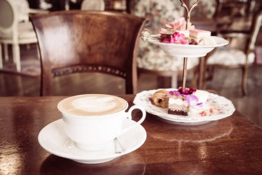 Latte kahve ve kek kafede masada beyaz Kupası