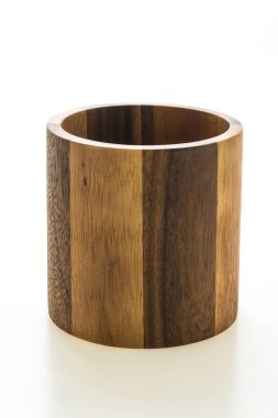 Tahta kase beyaz arka planda izole edilmiş.