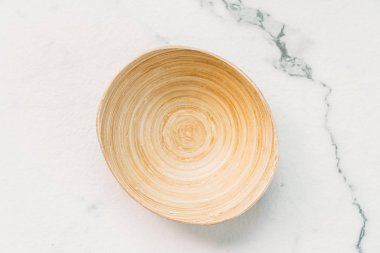 Ahşap kase beyaz mermer taş zemin üzerine