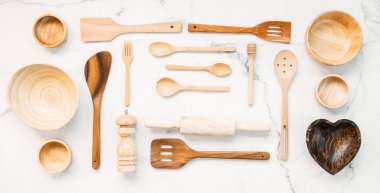 Taş arka plan beyaz kopya alanı ile mutfak gereçleri mermer