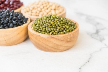 Böbrek mung siyah ve soya fasulyesi - sağlıklı ve beslenme gıda kavramı tarzı ile karışık fasulye