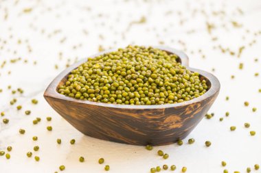 Yeşil mung fasulye ahşap kase - sağlıklı ve nutririon gıda kavramı stili