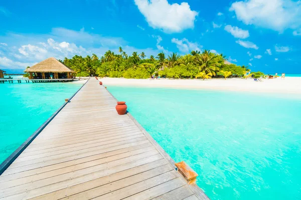 Güzel Tropikal Plaj Hindistan Cevizi Palmiye Ağacı Üzerinde Maldivler Island — Stok fotoğraf