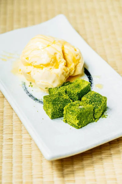 Şekerli tatlı vanilyalı dondurma ile matcha yeşil çay mochi