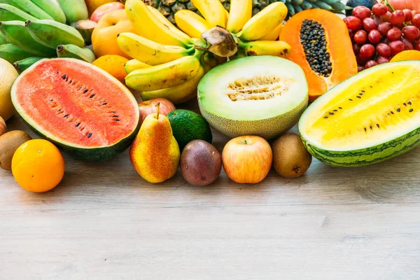 Elma muz portakal ve diğer karışık meyve