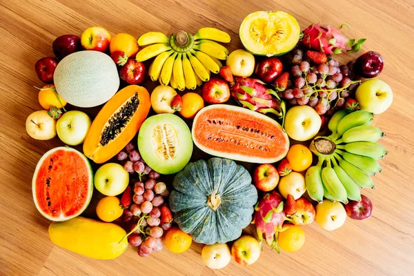 Fruits Variés Mélangés Sur Fond Bois Avec Espace Copie Concept — Photo