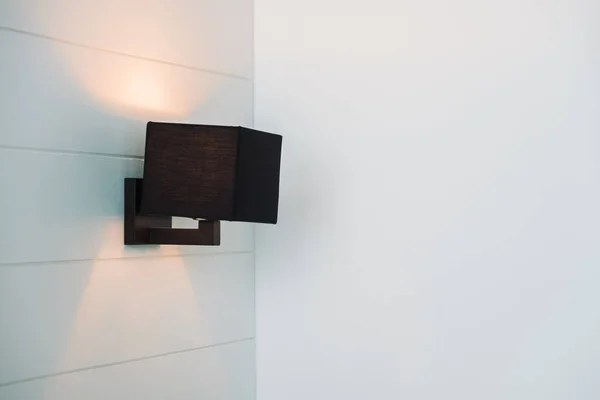 Lichte lamp op de muur — Stockfoto