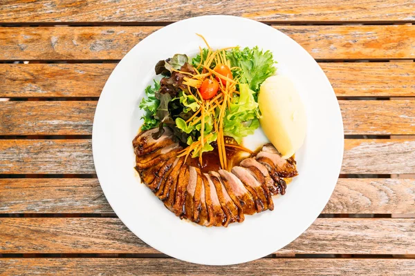 Grillowana pierś z kaczki mięso z warzywami — Zdjęcie stockowe