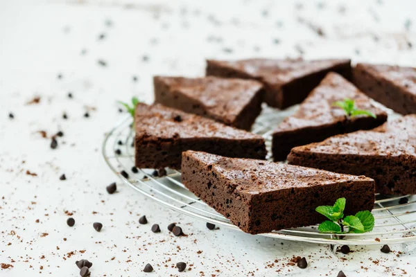 Şekerli tatlı beyaz taş zemin üzerine çikolatalı kek ile