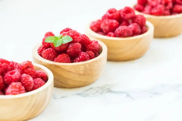 Lamponi Rossi Frutta Ciotola Legno Sul Tavolo — Foto Stock