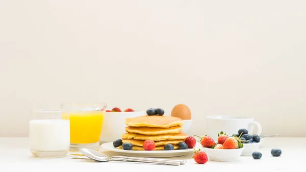 Здоровый Завтрак Блинами Гранолой Черникой Клубничным Черным Кофе Молоком Апельсиновым — стоковое фото
