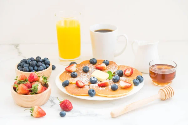 Υγιεινό Πρωινό Σετ Τηγανίτες Βακκινίων Και Φράουλα Φρούτα Και Μαύρο — Φωτογραφία Αρχείου