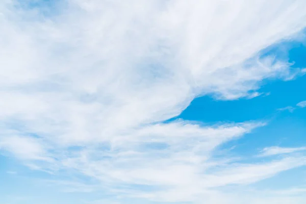 Hermosa Nube Blanca Sobre Fondo Azul Del Cielo — Foto de Stock