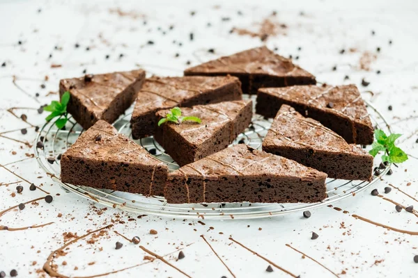 Zoete Dessert Met Chocolade Brownies Witte Stenen Achtergrond — Stockfoto