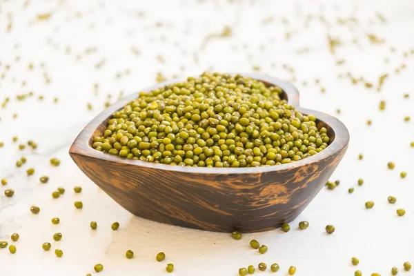 Yeşil mung fasulye ahşap kase - sağlıklı ve nutririon gıda kavramı stili