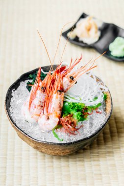 Ham ve taze karides veya karides sashimi - Japon gıda tarzı