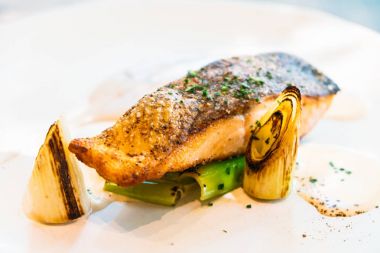 Eti biftek beyaz plaka - sağlıklı gıda tarzı soslu somon fileto