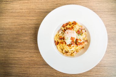 Spagetti carbonara ilk beyaz tabak - İtalyan yemeği stil içinde yumurta ile