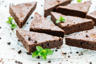 Şekerli tatlı beyaz taş zemin üzerine çikolatalı kek ile