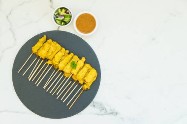 Tavuk satay soslu siyah arduvaz kaplamak üzerinde