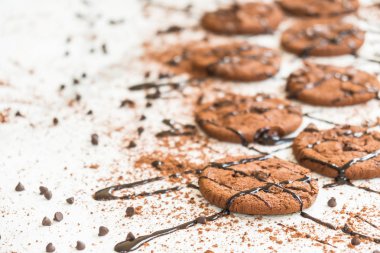 Şekerli tatlı çikolatalı kurabiye ile