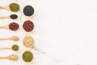 Böbrek mung siyah ve soya fasulyesi - sağlıklı ve beslenme gıda kavramı tarzı ile karışık fasulye