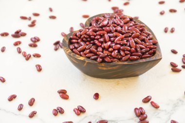 Kırmızı barbunya fasulyesi içinde ahşap kase - sağlıklı ve beslenme gıda kavramı