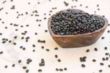 Siyah fasulye ahşap kase - sağlıklı ve beslenme gıda kavramı