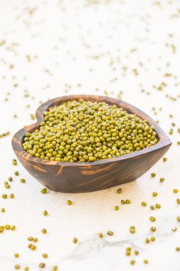 Yeşil mung fasulye ahşap kase - sağlıklı ve nutririon gıda kavramı stili