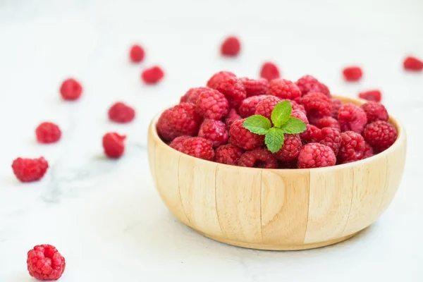 Lamponi Rossi Frutta Ciotola Legno Sul Tavolo — Foto Stock