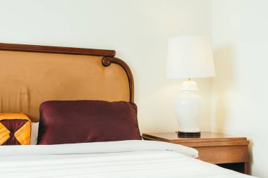 Yatakta rahat yastık