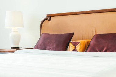 Yatakta rahat yastık