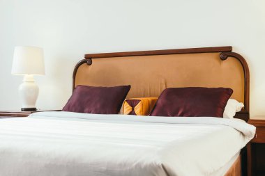 Yatakta rahat yastık