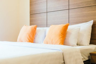 Yatakta rahat yastık