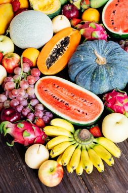 Çeşitli ve karışık meyve